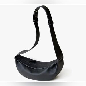 COS Swing Crossbody Bag – Black Leather
📌 Condition: Like new / Gently used